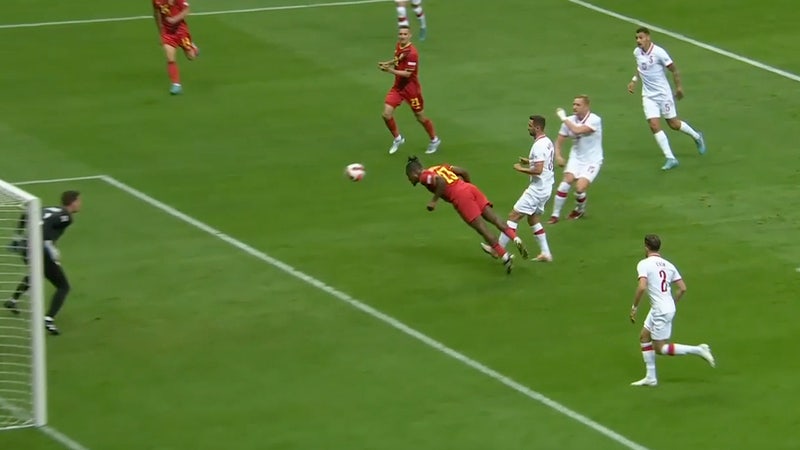 Lovitura superbă de cap a lui Michy Batshuayi oferă Belgiei un avantaj cu 1-0