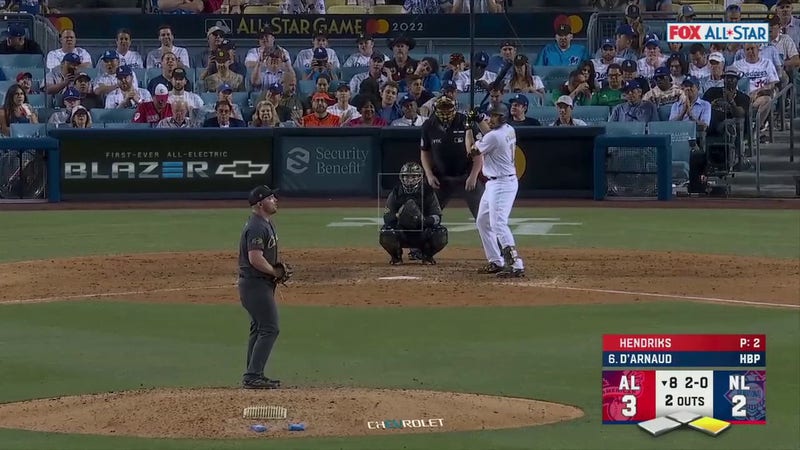 Mic'd up: White Sox's Liam Hendriks pleads for ball after flyout