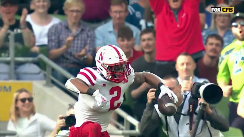 Casey Thompson tosses a 32-yard TD