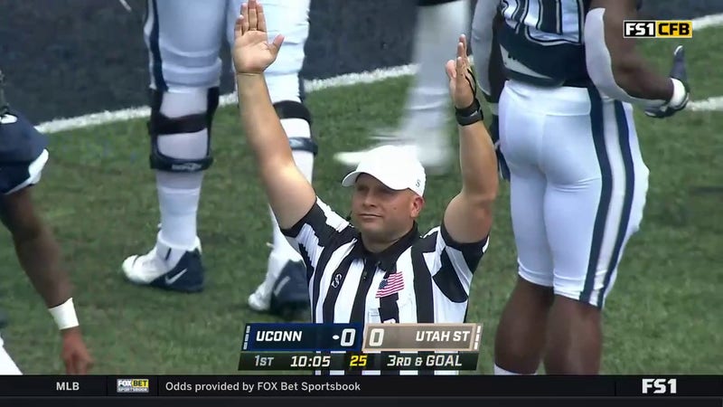 Ta'Quan Roberson leads UConn after QB sneak