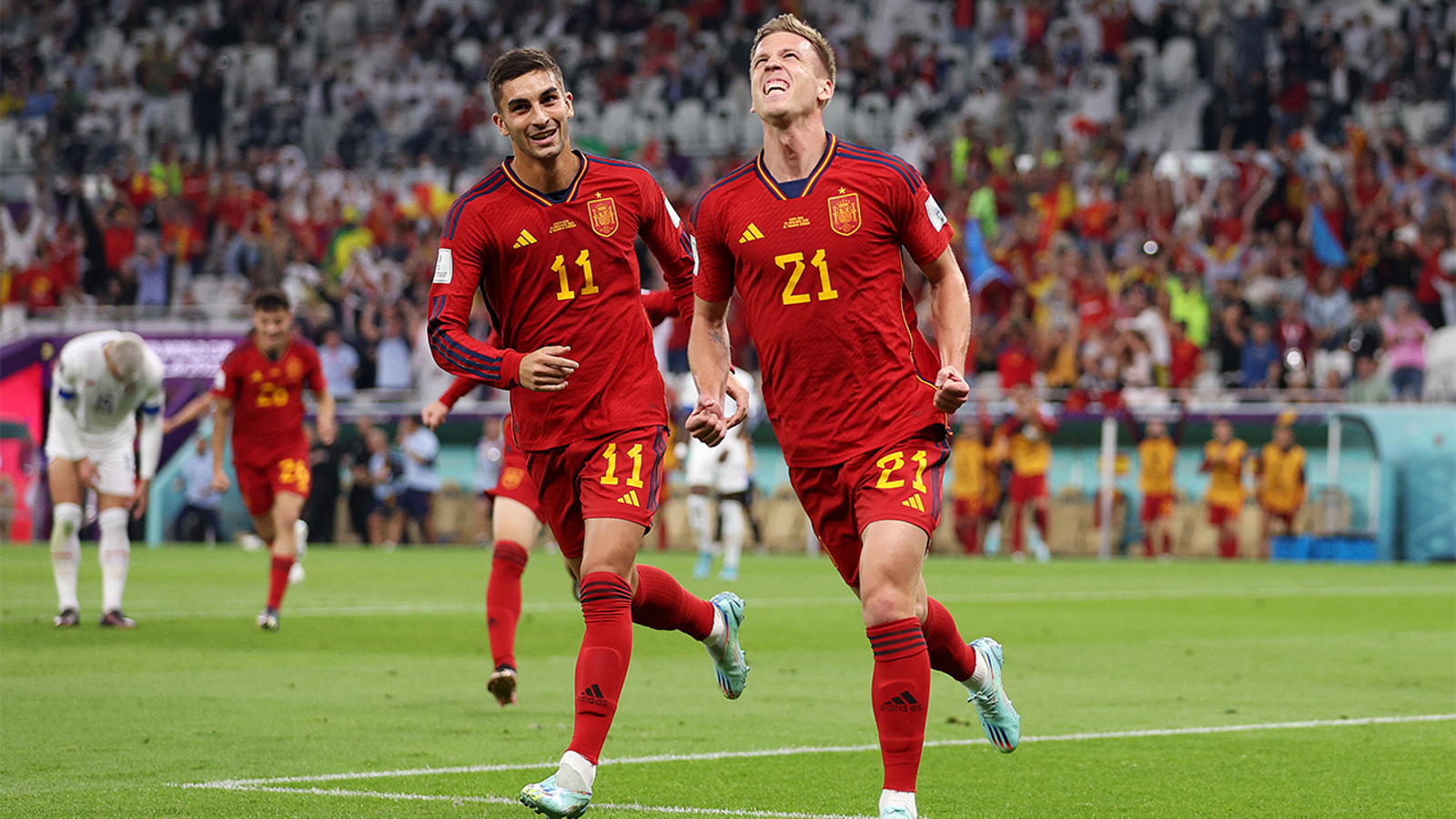 Spanje's Dani Olmo scoort doelpunt vs. Costa Rica in 11'