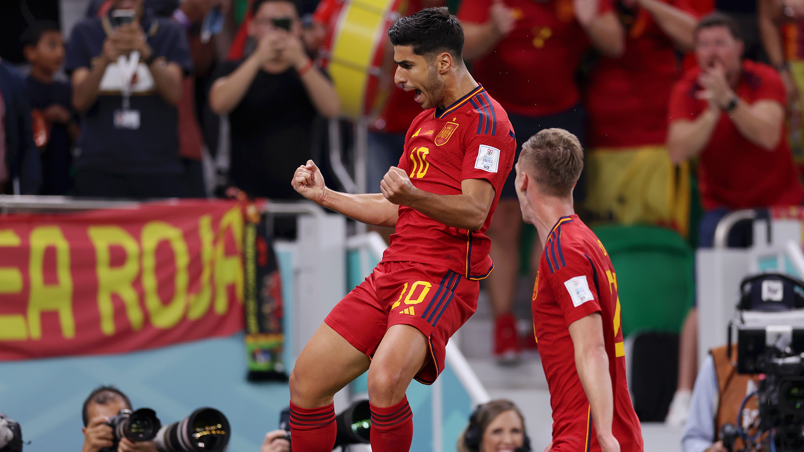 El español Marco Asensio marca un gol contra Costa Rica en el minuto 21