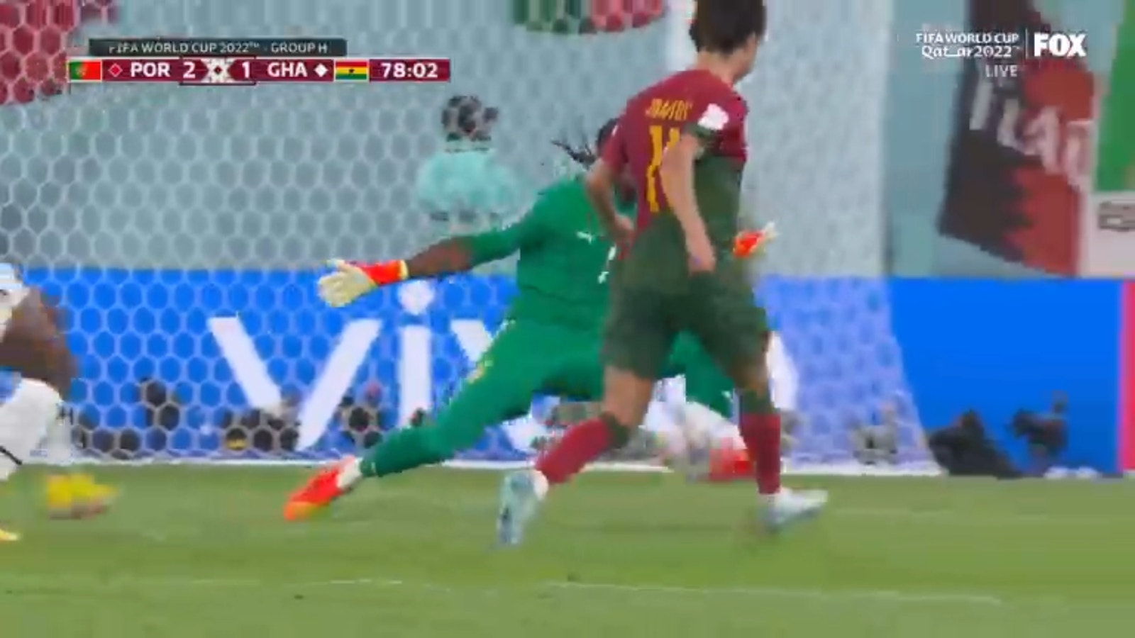 O português João Félix marca o gol contra Gana