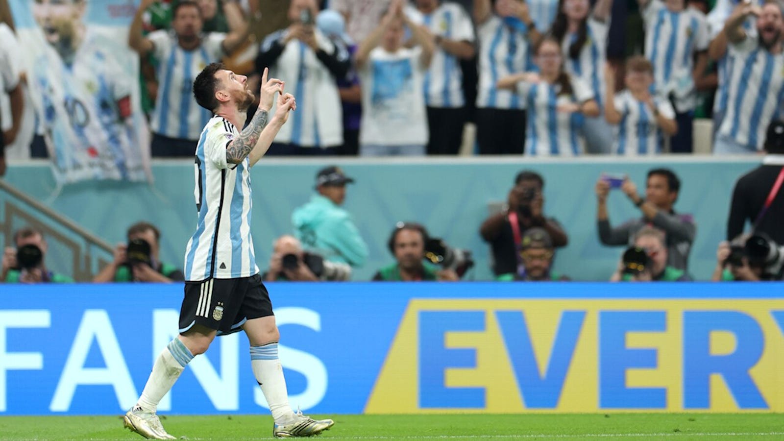 L'Argentin Lionel Messi marque un but contre.  Mexique en 64'