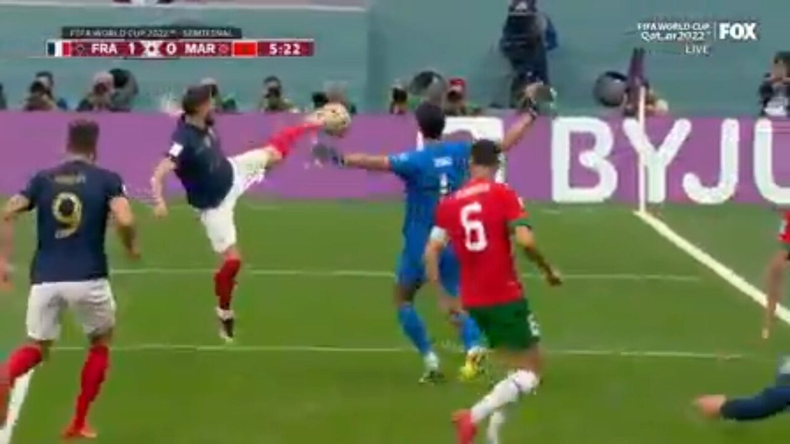 A francia Theo Hernandez gólt szerez az 5 percben Marokkó ellen.
