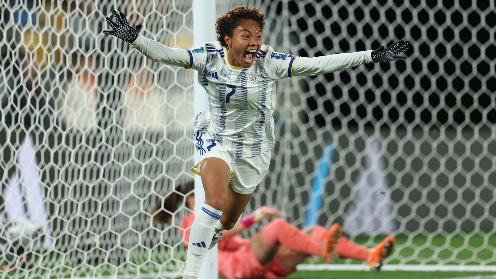 Philippines' Sarina Bolden scores goal vs. New Zealand in 24' 
