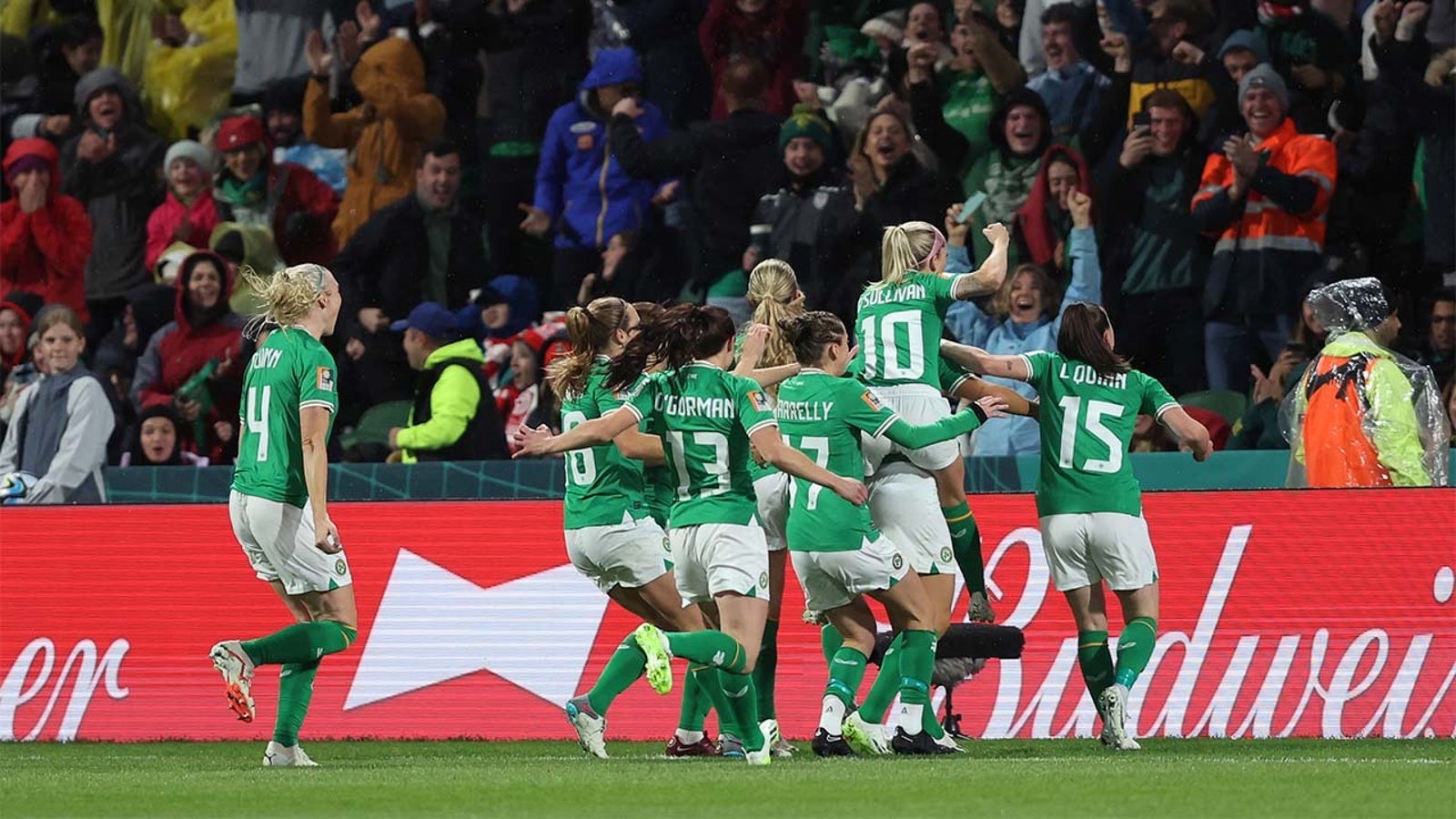 Ireland's Katie McCabe scores goal vs. Canada in 4'