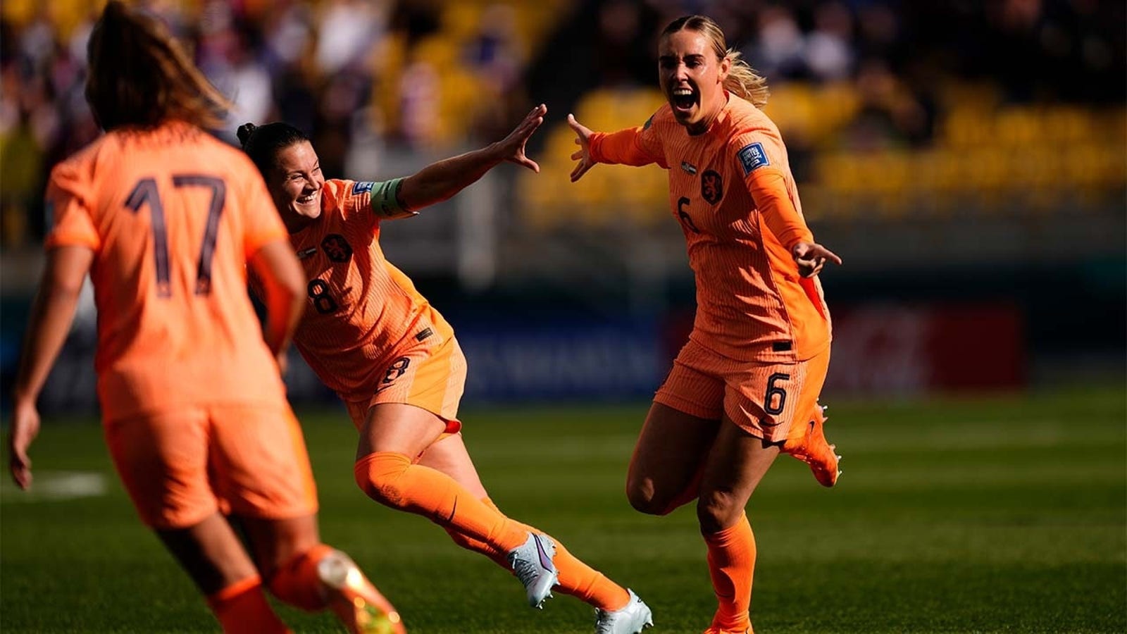 Netherlands' Jill Roord scores goal vs. USA in 17'