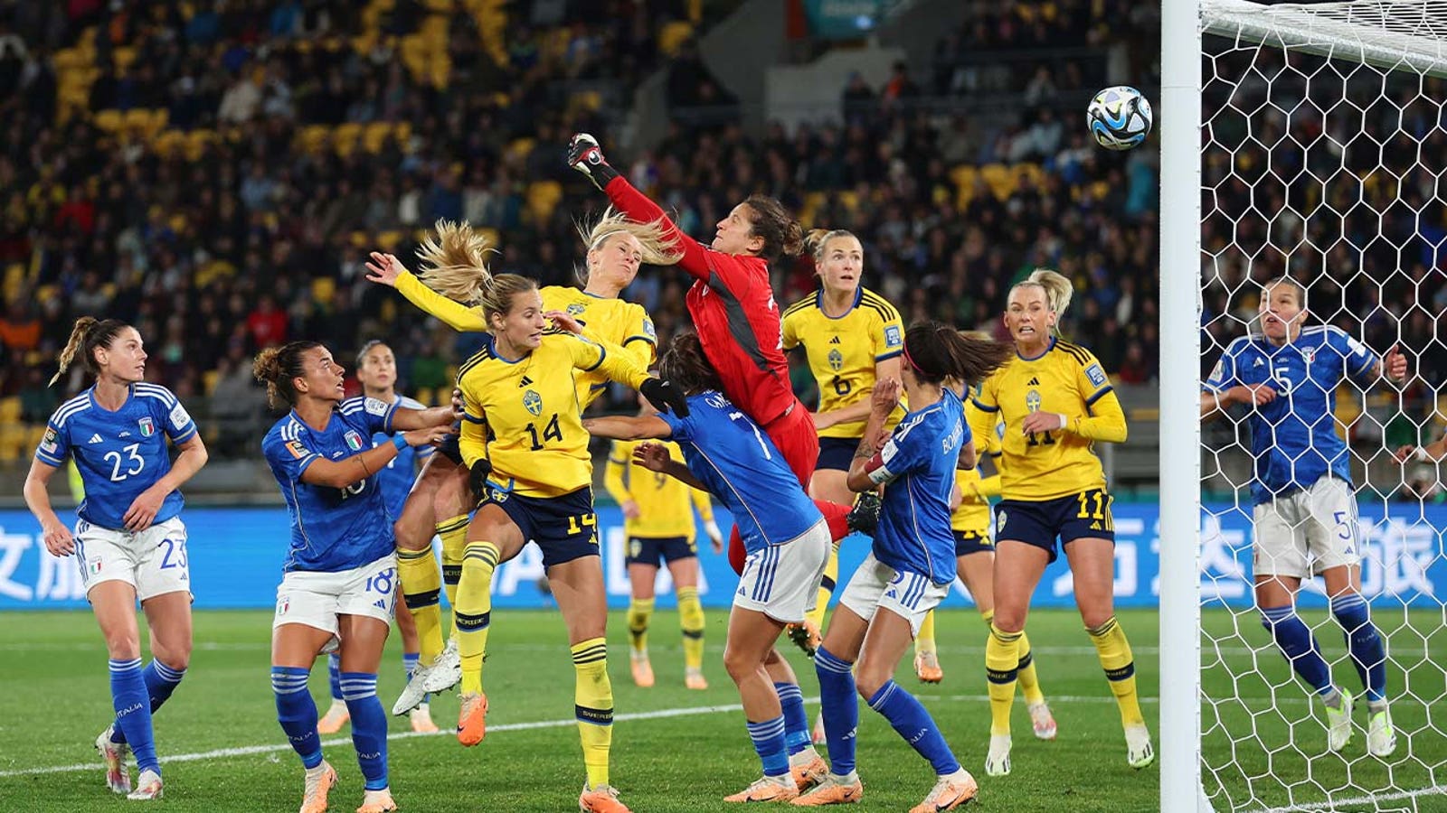 Sweden's Amanda Ilestedt scores goal on header in 39' 