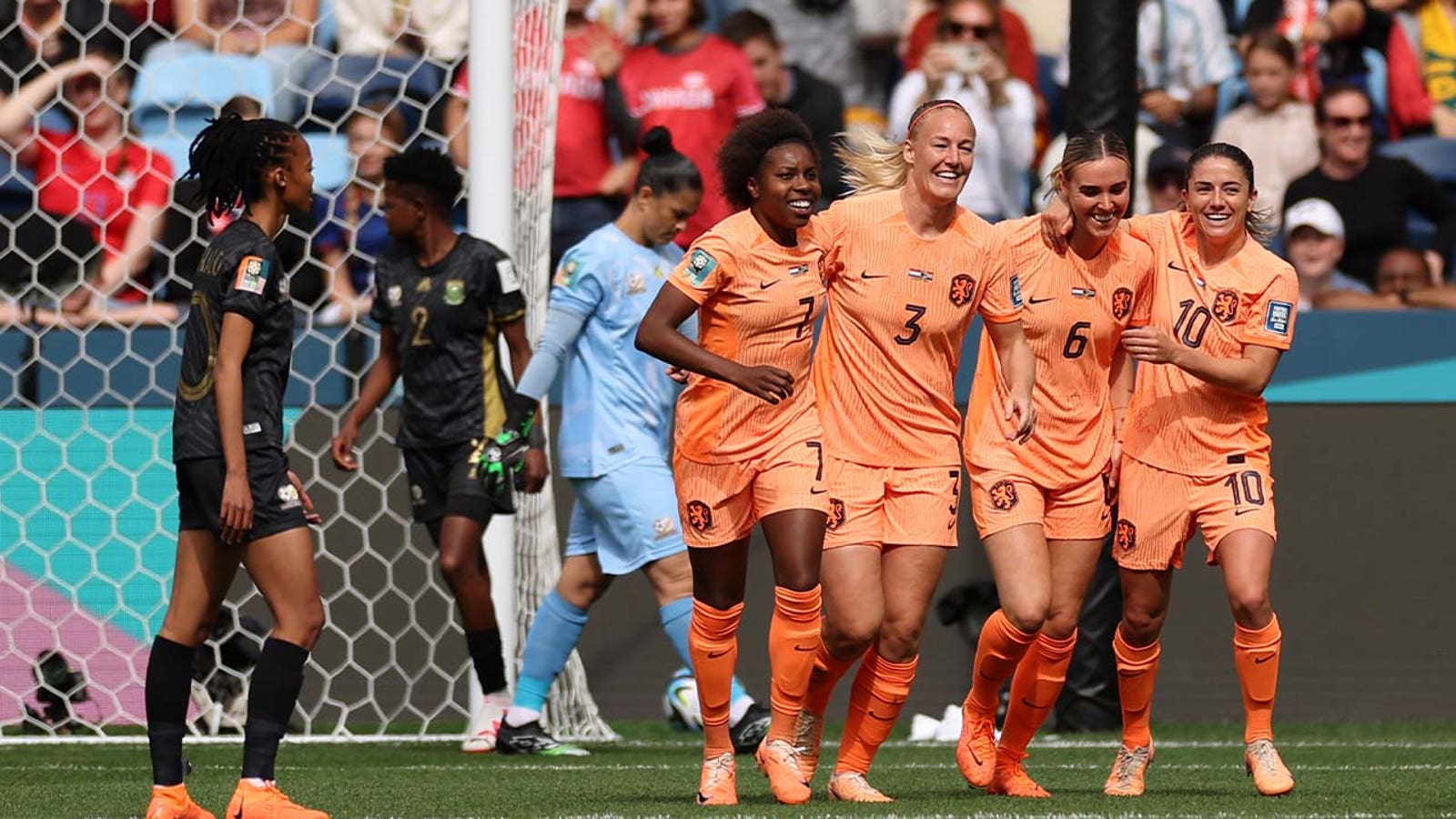 Netherlands' Jill Roord scores goal vs. South Africa in 9'