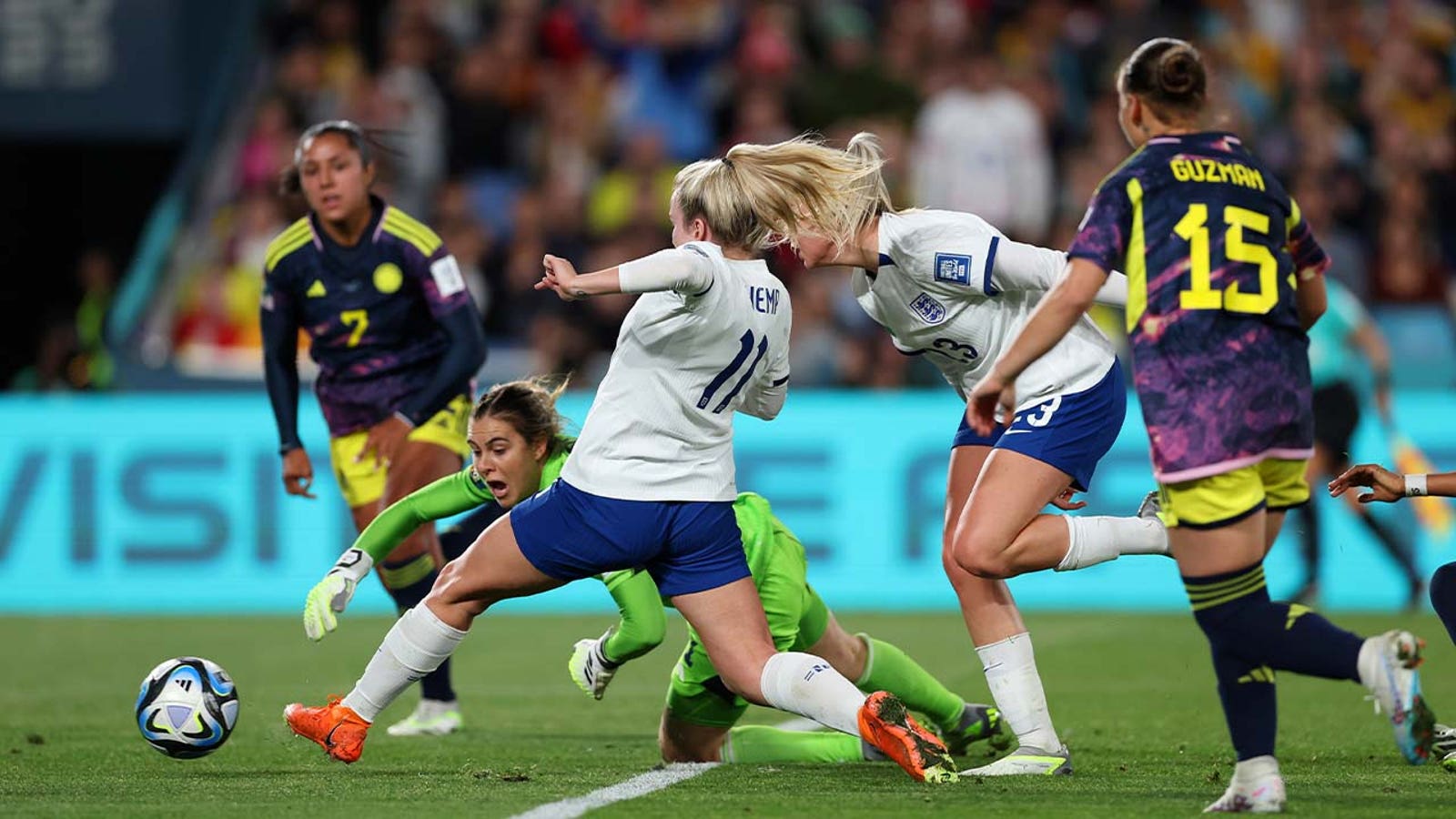 Lauren Hemp marca um gol contra a Colômbia 45 + 7'