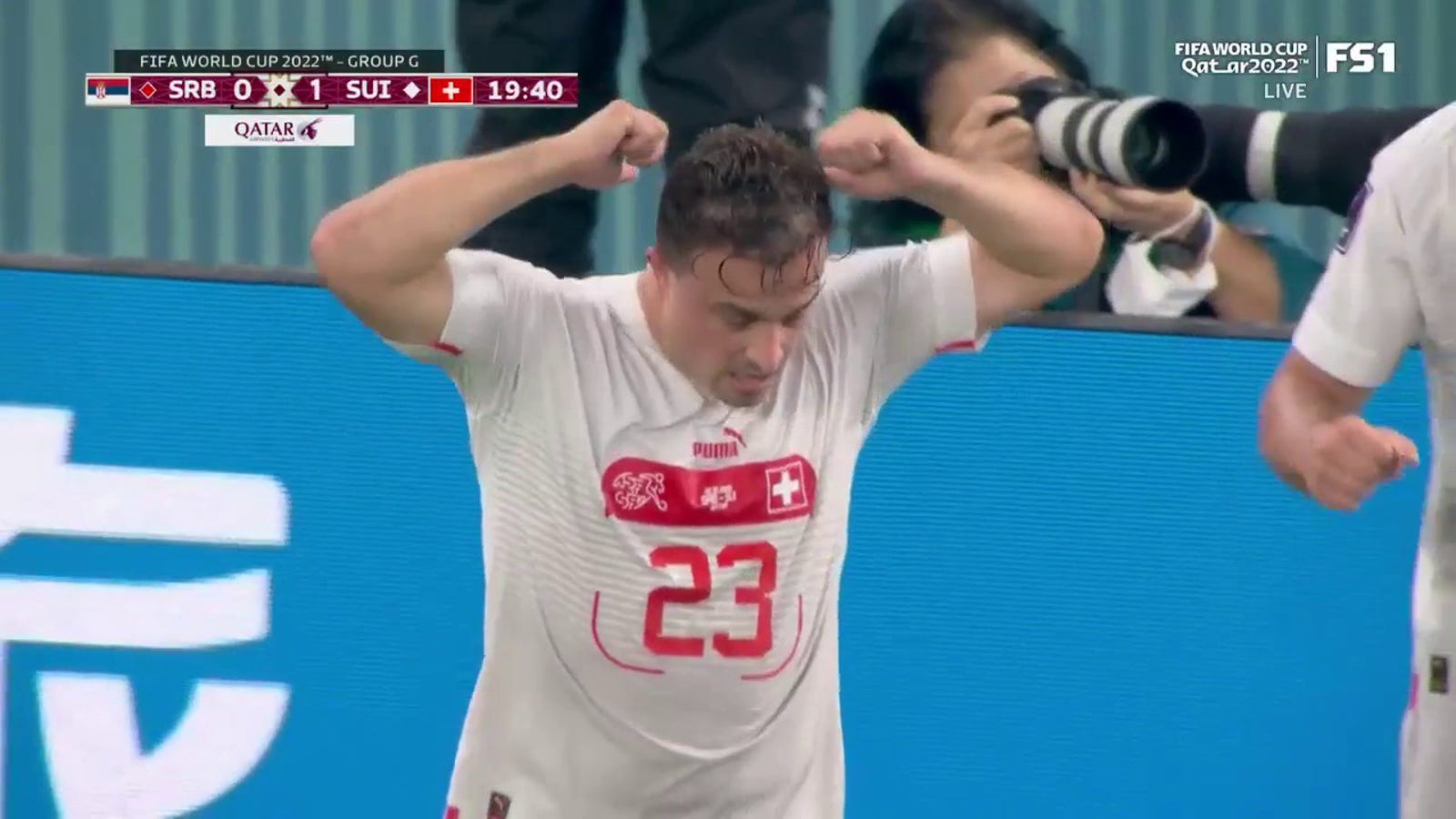 Xherdan Shaqiri ของสวิตเซอร์แลนด์ทำประตูใส่เซอร์เบียใน 19'