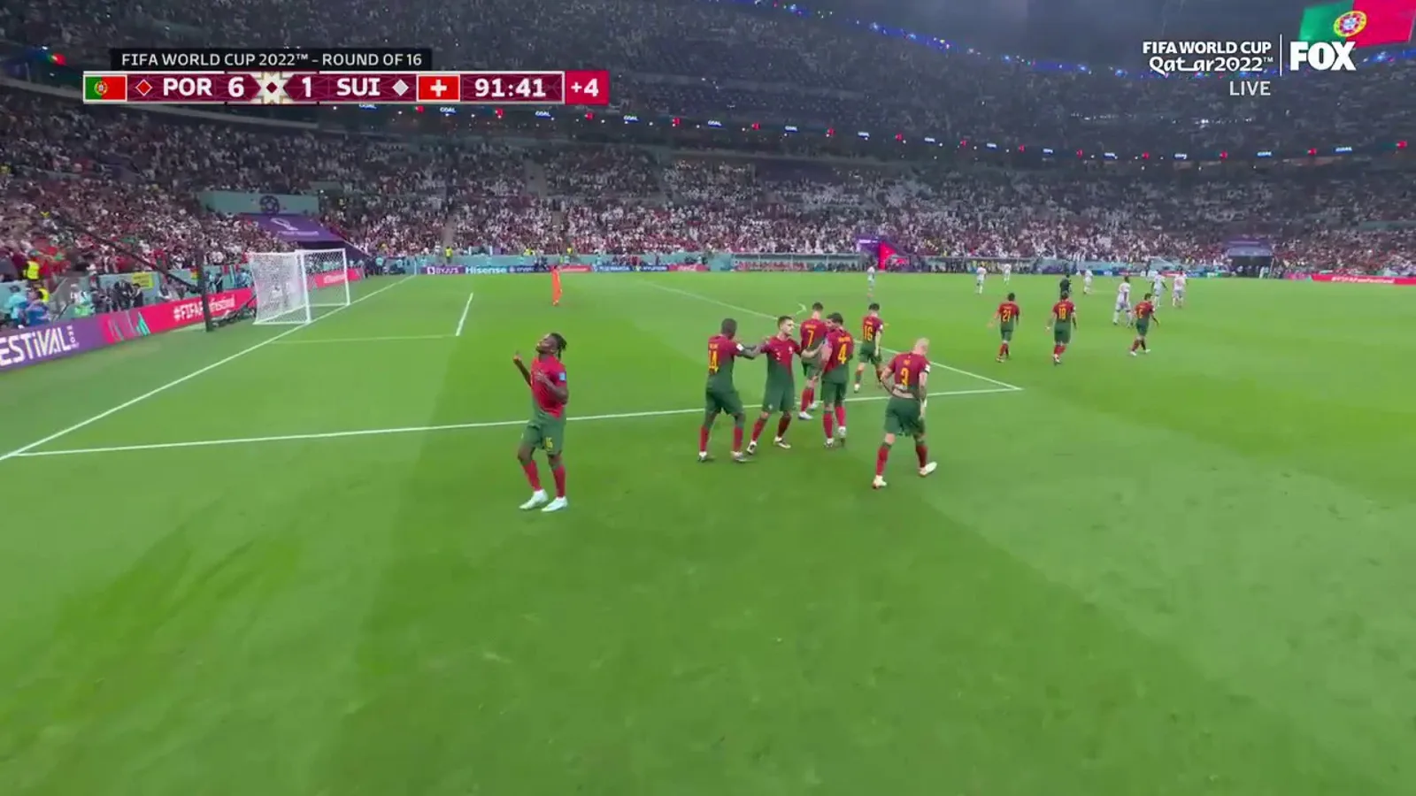 Portugalczyk Rafael Leo zdobywa bramkę przeciwko Szwajcarii po 90+2'.