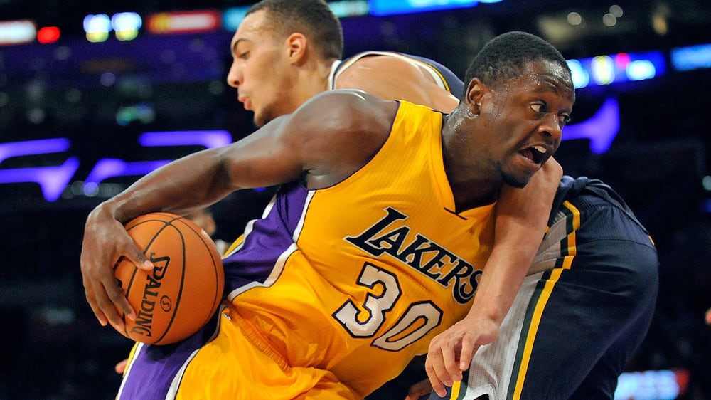 Watch Julius Randle throw down a vicious reverse dunk on Kenneth Faried