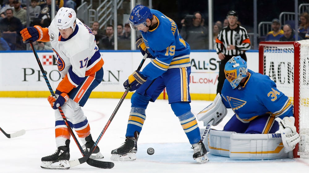 Blues blow early two-goal lead in 4-3 home loss to Islanders