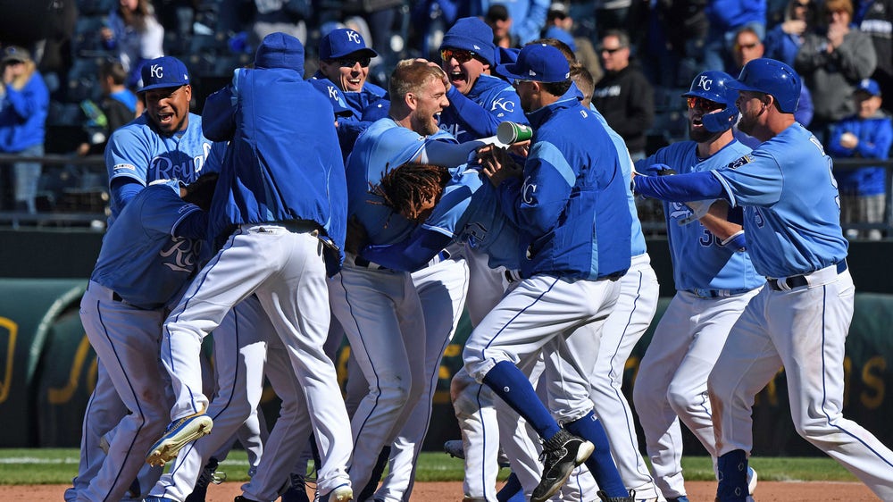 Dozier drives in game-winning run as Royals sweep Indians