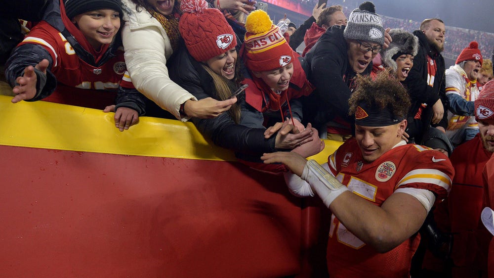 Mahomes remains unflappable in postseason debut