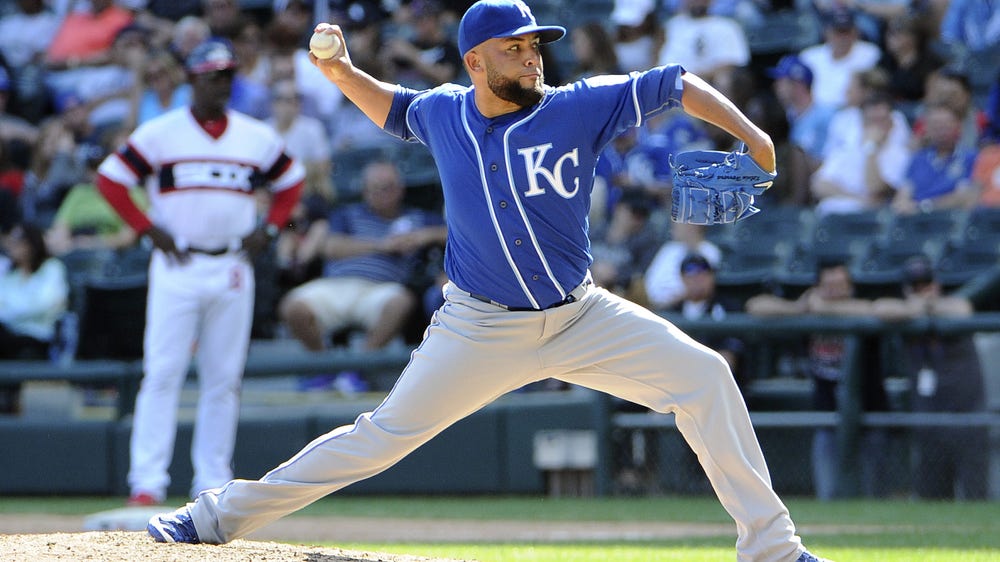 Royals sign Herrera, their last arbitration-eligible player