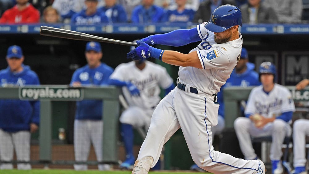 Gordon slugs two homers as Royals top Phillies 5-1