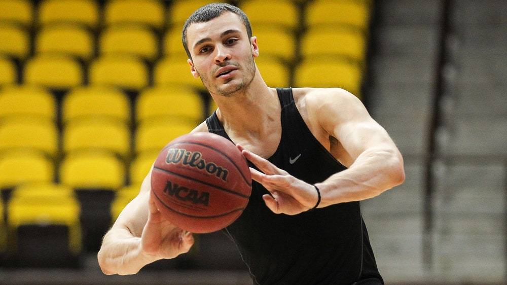 WATCH: Lakers' Larry Nance Jr. posterizes John Henson