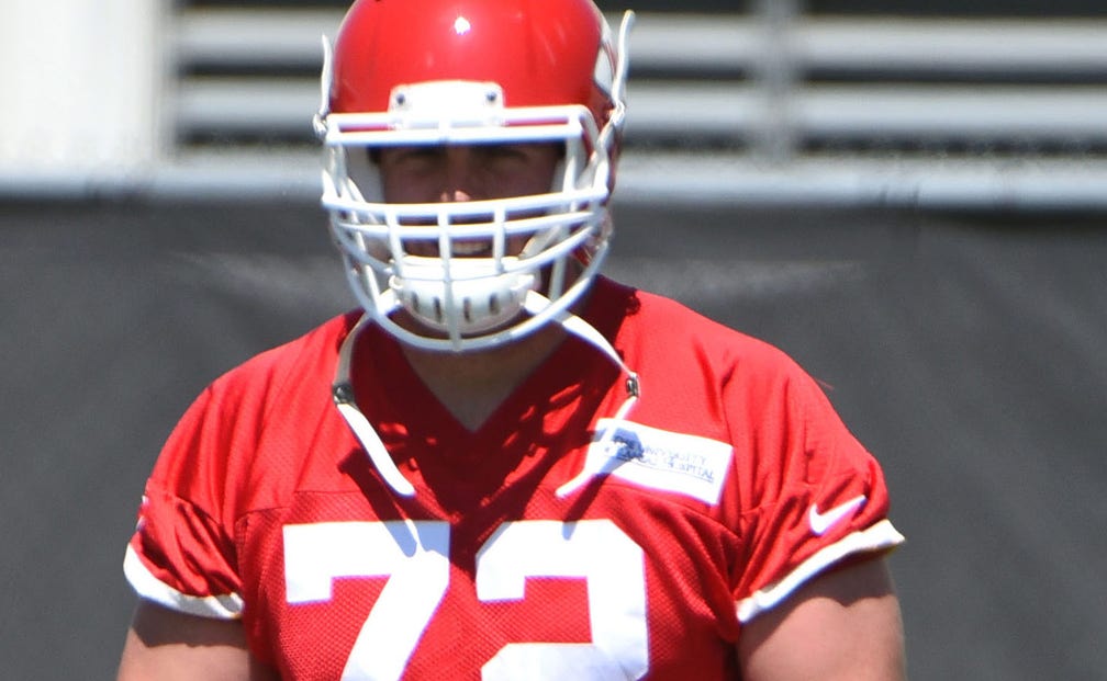 OT Eric Fisher limps off field as Chiefs resume training camp | FOX Sports