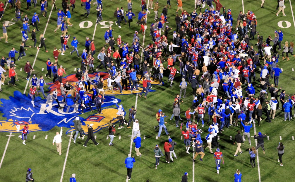 Kansas fans storm field, take down goalpost after stunning win over