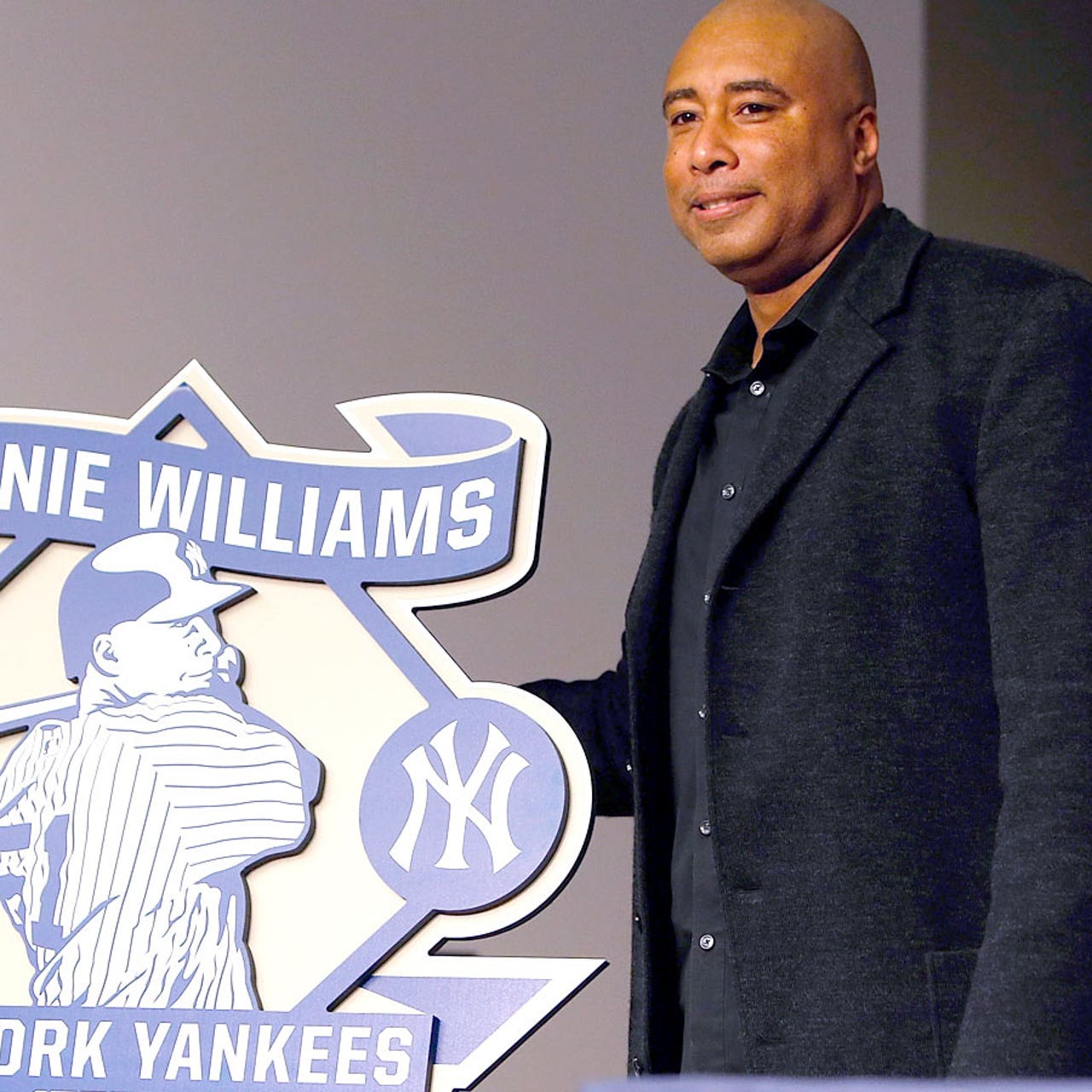 Bernie Williams officially retires from Yankees, 9 years after final game