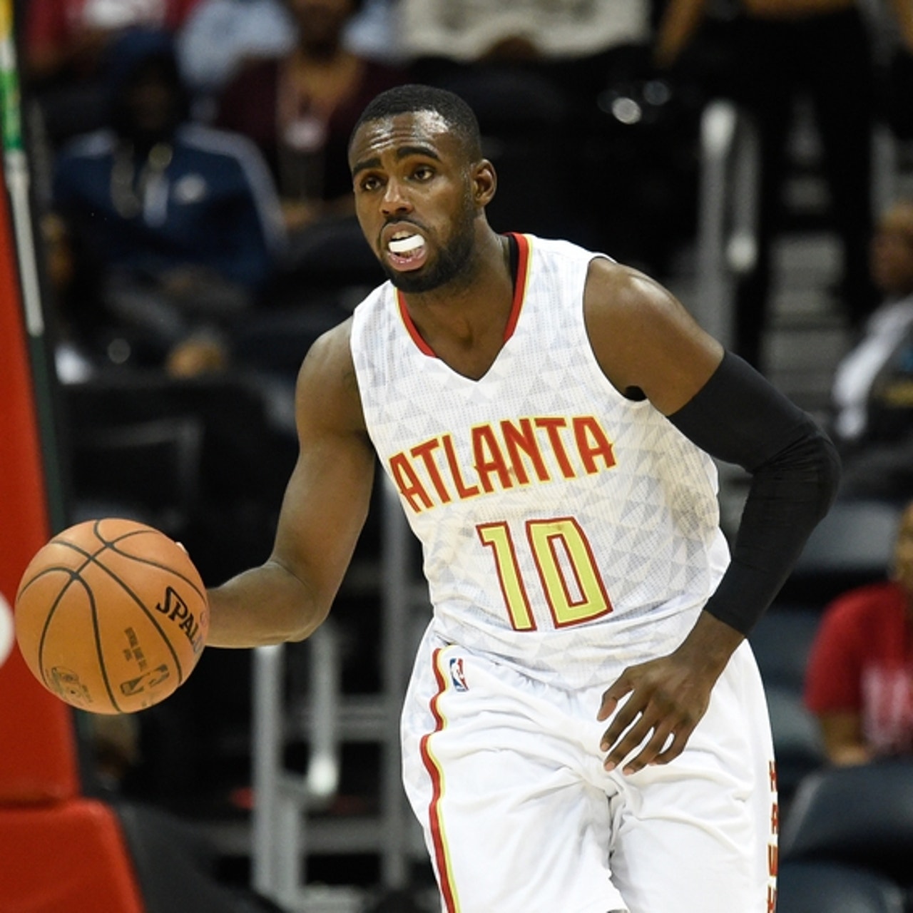 Atlanta Hawks Mookie Blaylock takes a shot past New Jersey Nets