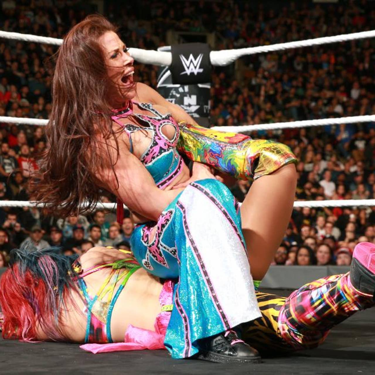 Report: Mickie James Signs New WWE Contract | FOX Sports
