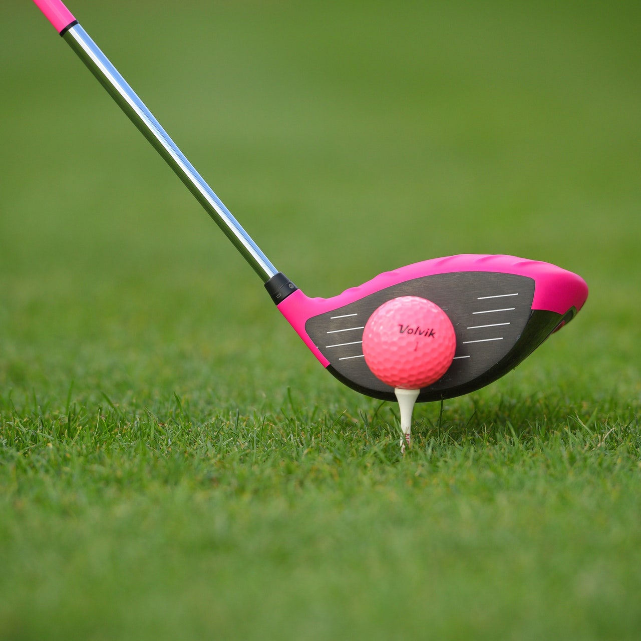 How is Bubba Watson allowed to use a pink (and green) golf ball at 