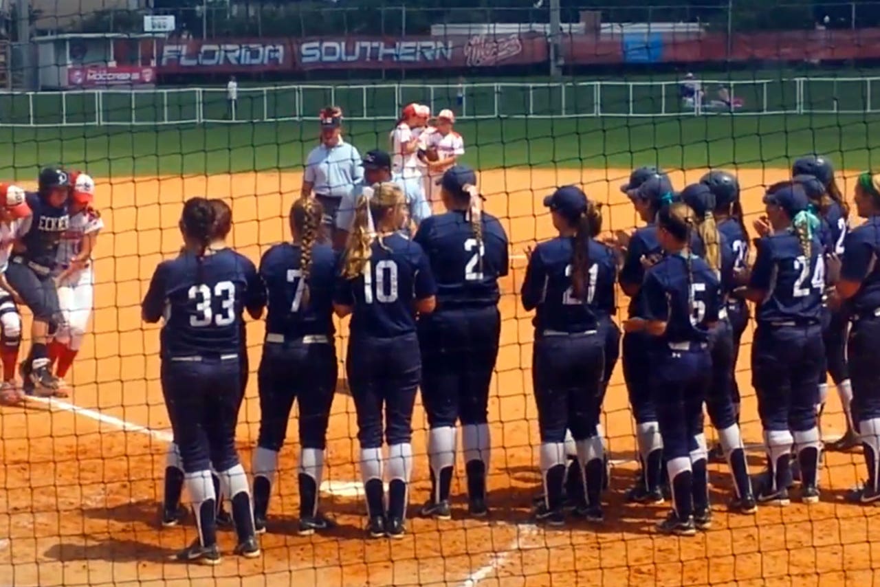 Florida Southern softball team shows solidarity, helps injured opponent