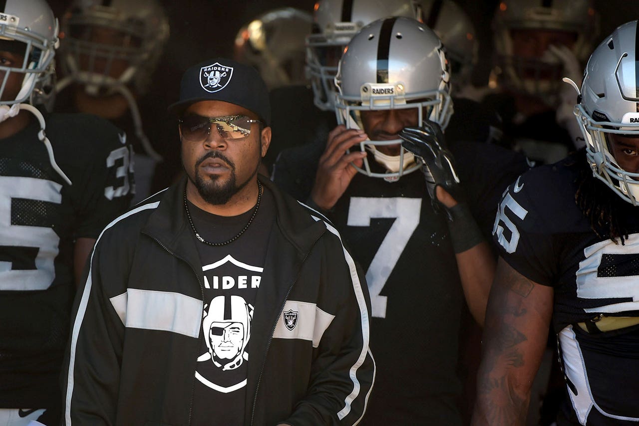 Ice Cube treats Raiders to a sneak peek of 'Straight Outta Compton