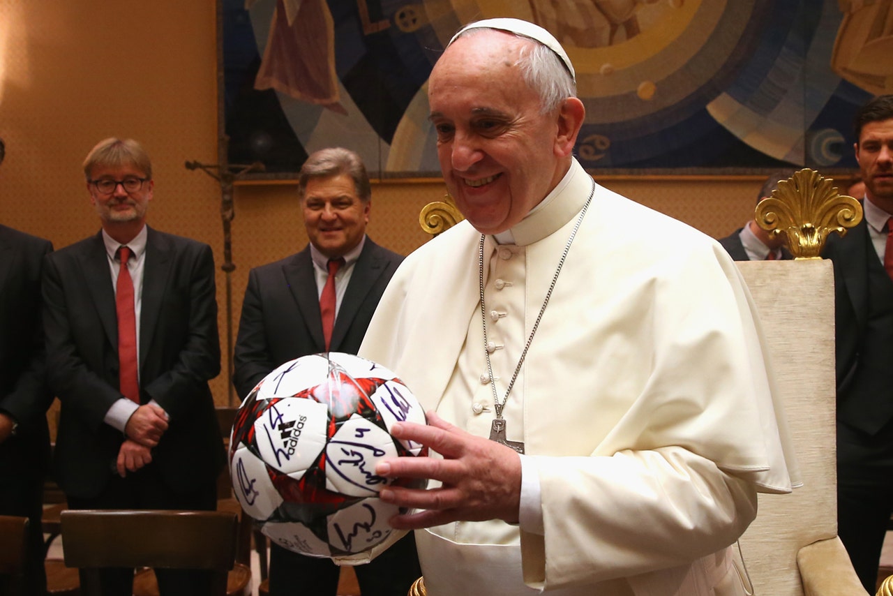 Pope Francis Wades Into Best Ever Debate Picks Lionel Messi Fox Sports