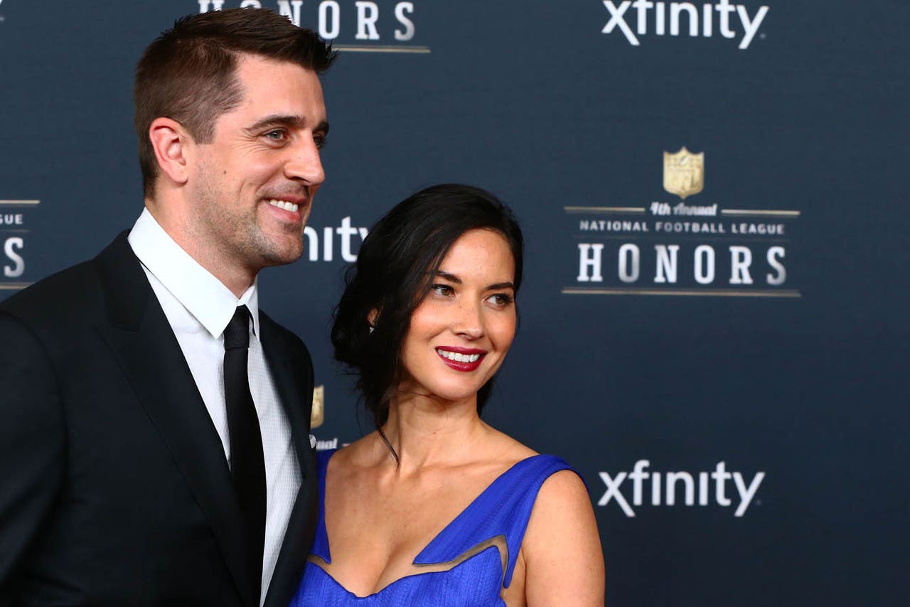 Olivia Munn, Aaron Rodgers' actress girlfriend, looks pretty tough (VIDEO) | FOX Sports
