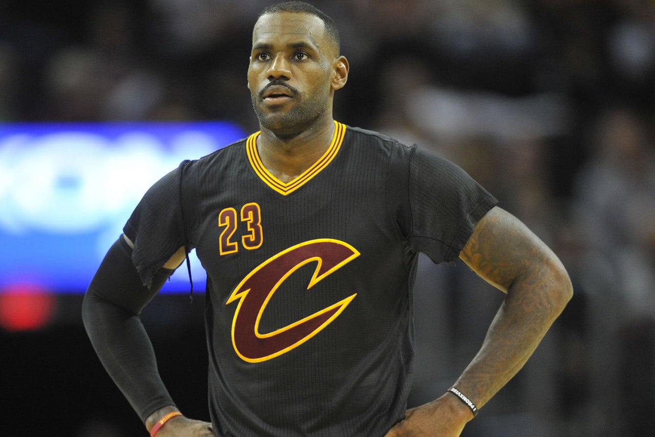 Lebron Intentionally Rips Sleeved Jersey Vs Knicks Fox Sports