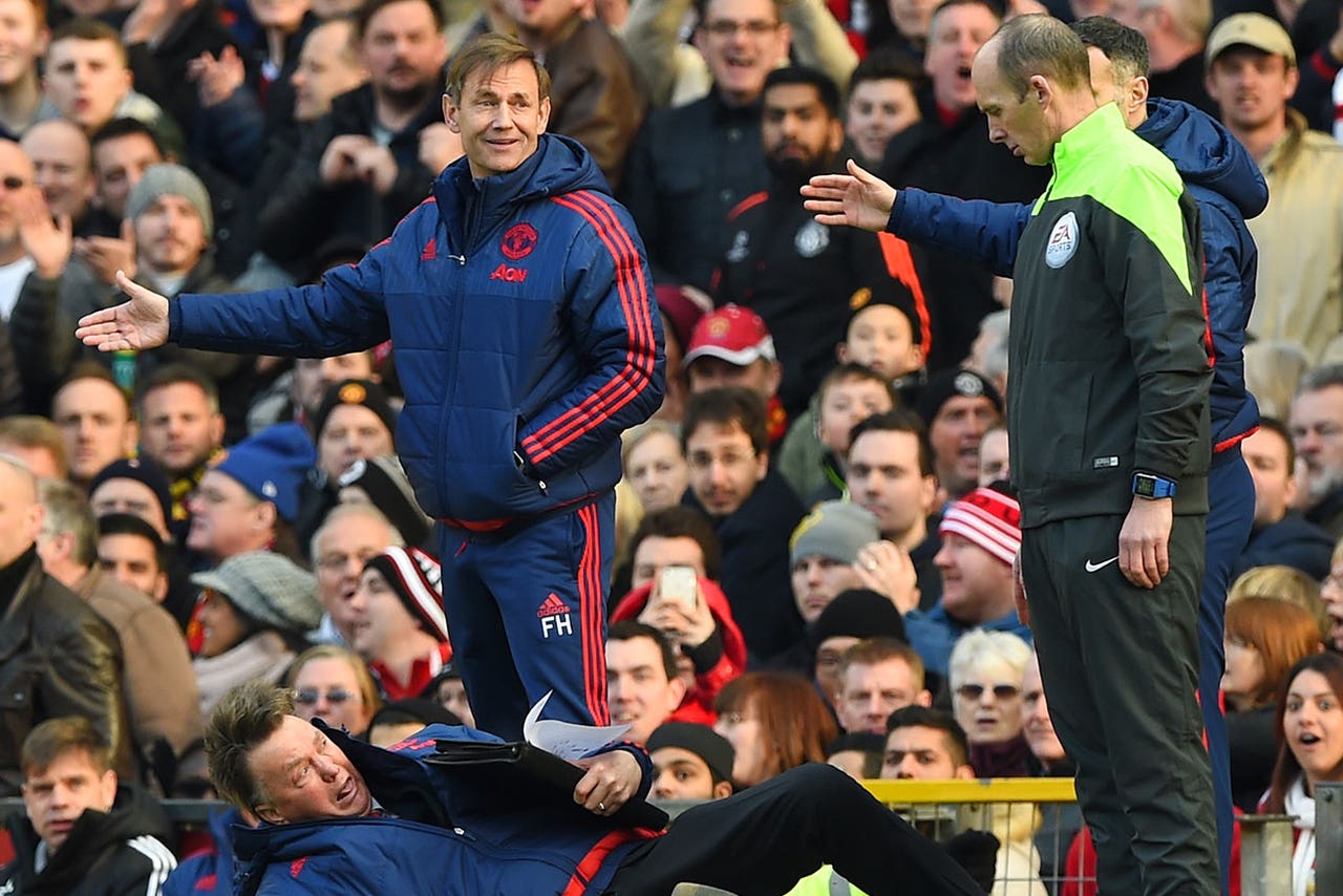 Louis van Gaal takes spectacular 'dive' in debate with fourth official