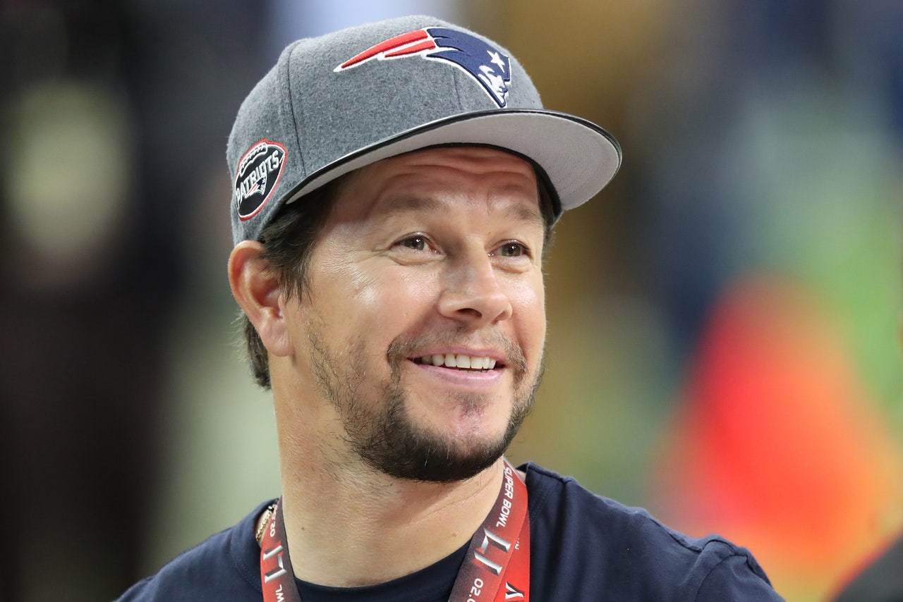Mark Wahlberg left Super Bowl LI before the Patriots' epic comeback | FOX  Sports
