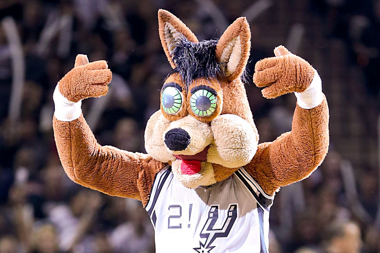 WATCH: Spurs' Coyote imitates Manu, catches another bat in San Antonio