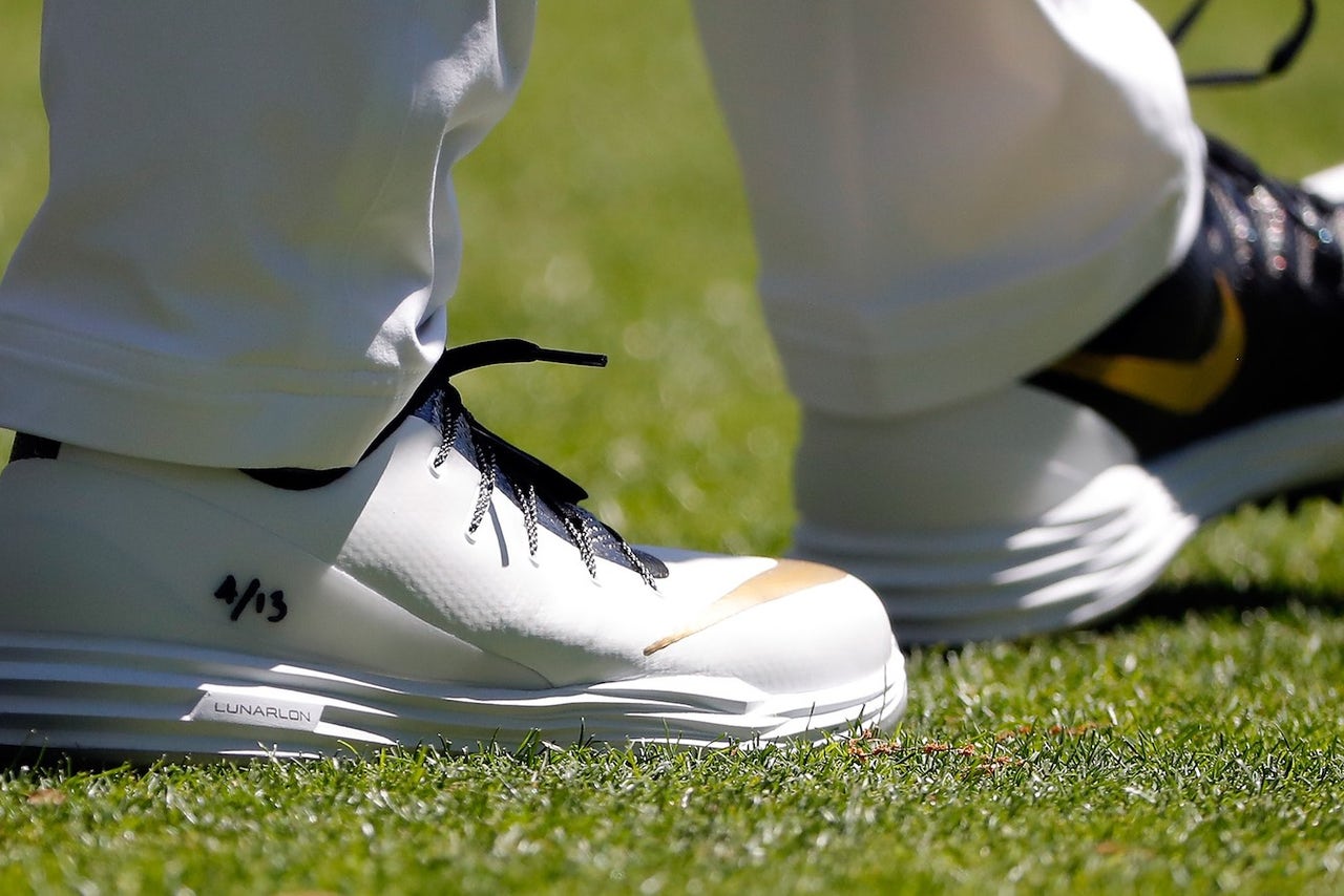 rory mcilroy gold golf shoes