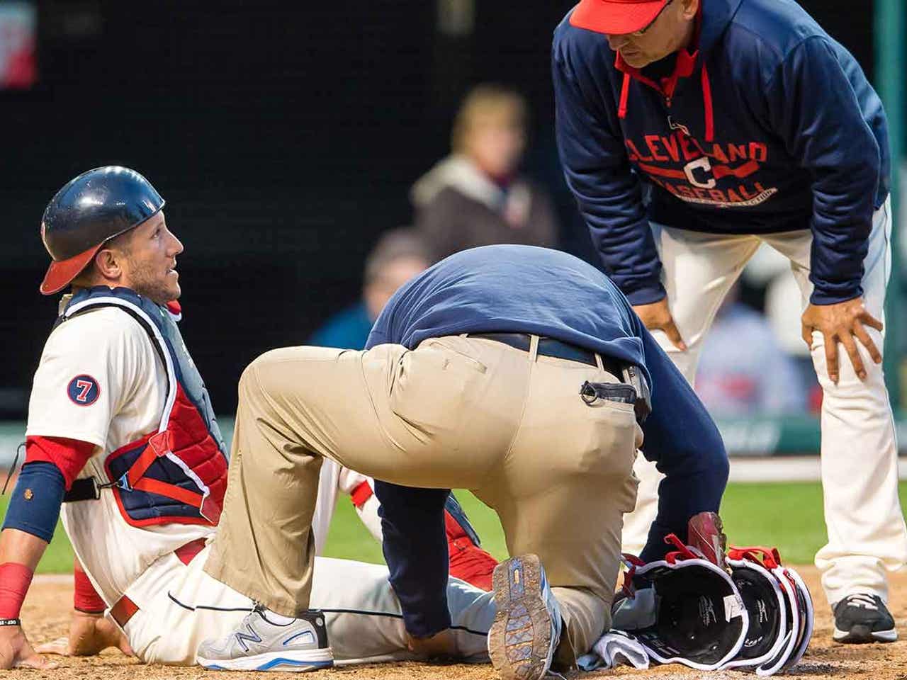 Indians catcher Yan Gomes out at least 6 weeks with knee injury