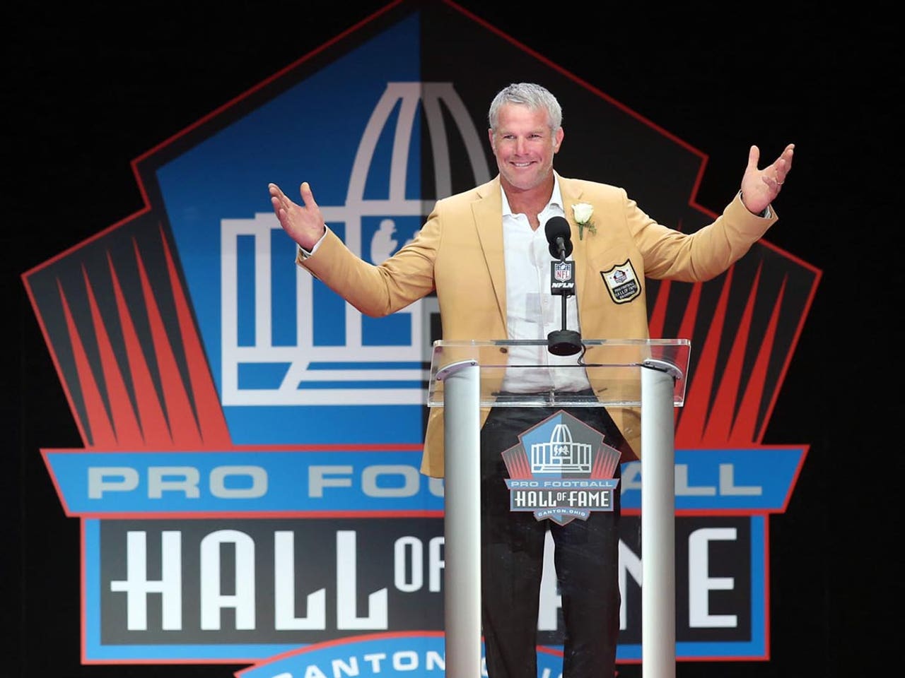 Packers' gunslinger Brett Favre inducted into Pro Football Hall of