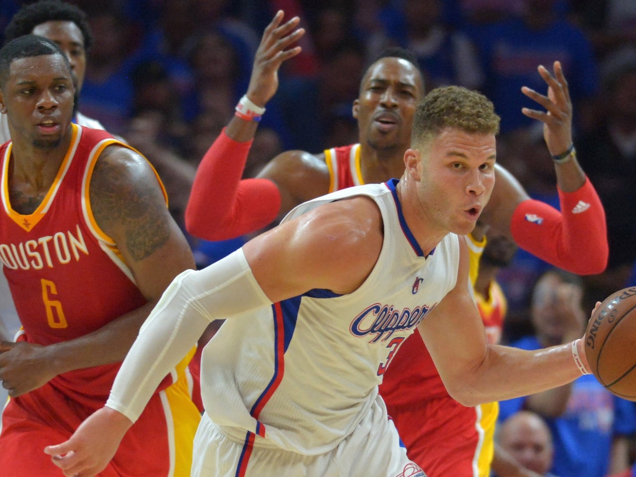 Dwight Howard shoves Blake Griffin to avoid dunk | FOX Sports, image size:1280x960