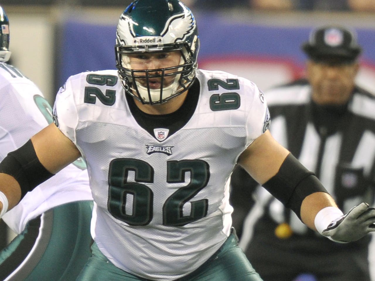 Eagles C Kelce needs surgery for sports hernia