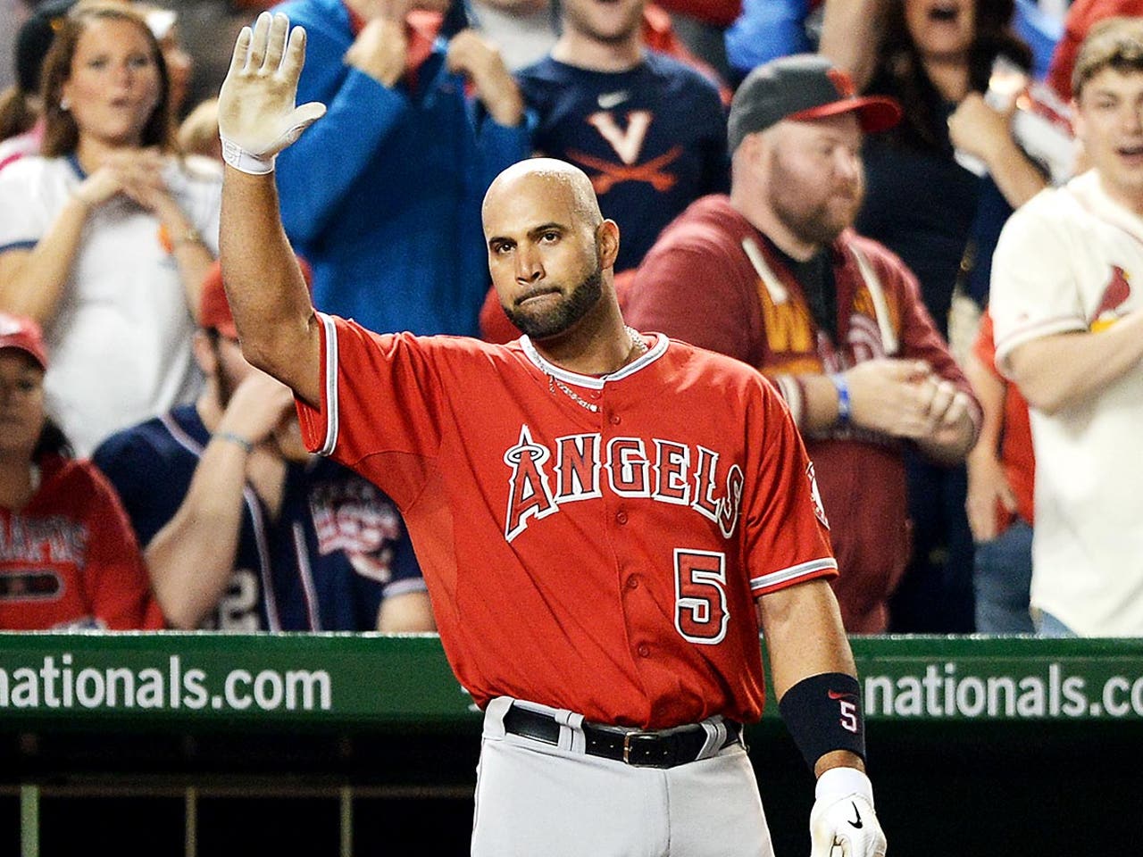 Pujols makes incredible gesture, gives young fan jersey off his