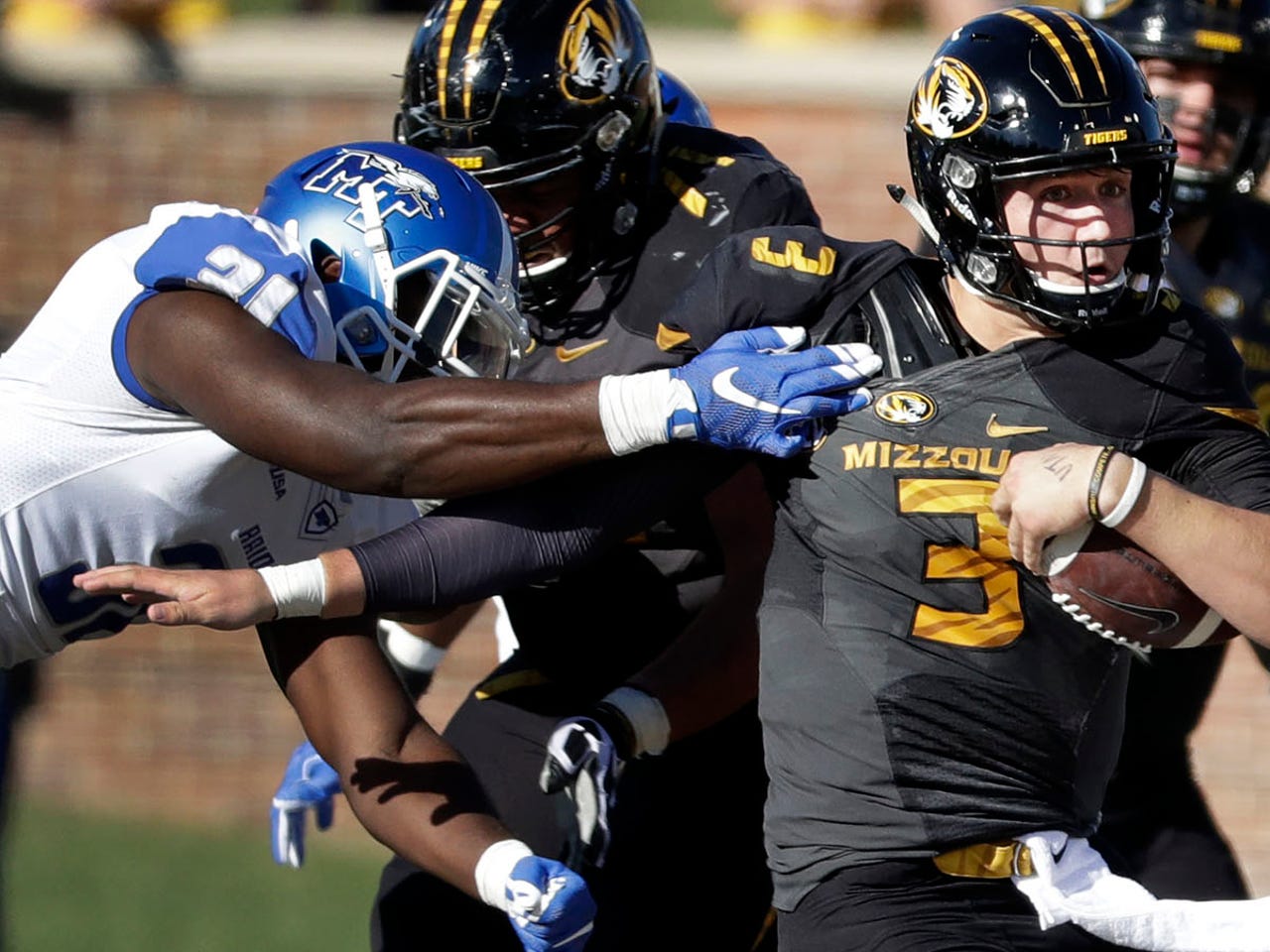 NCAA Football: Middle Tennessee at Missouri, Fieldlevel