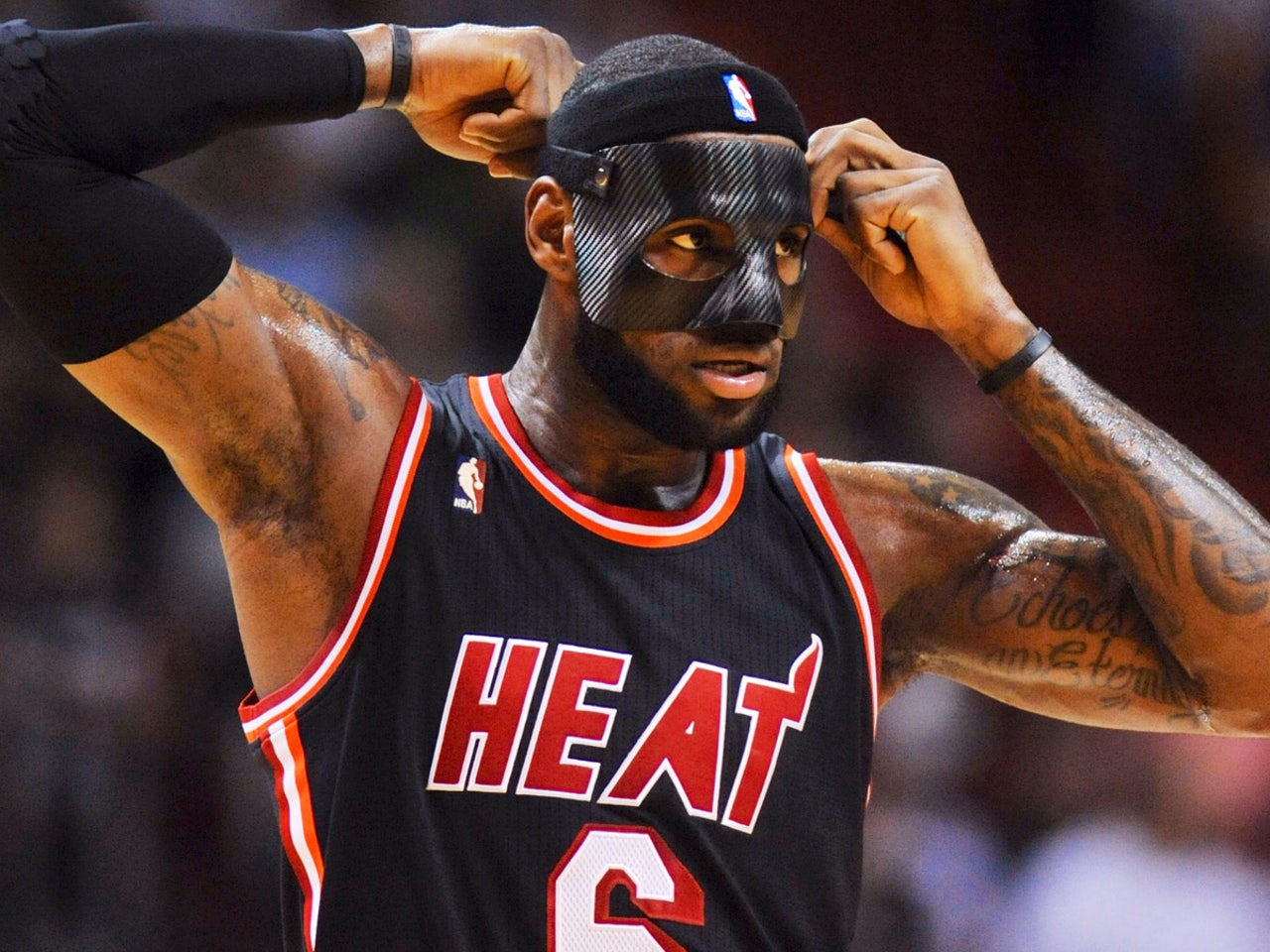 LeBron James dons mask, starts for Heat against Knicks