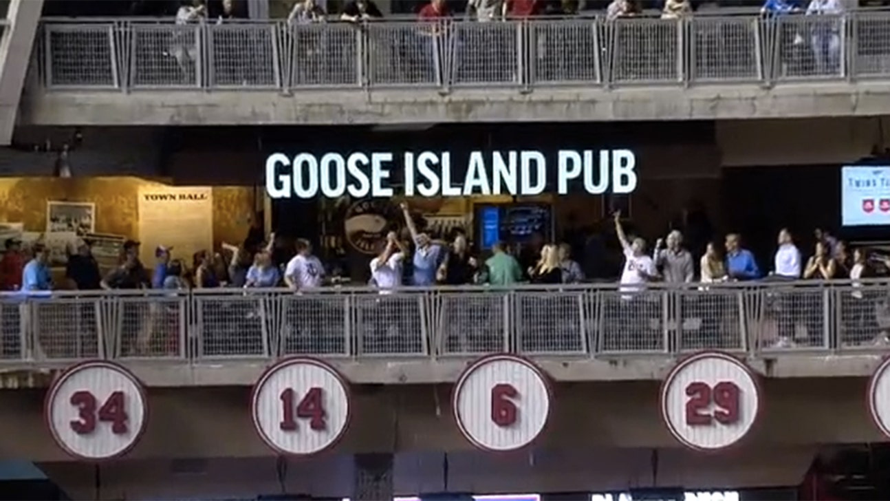 Watch: Twins fan reaches over railing to make great barehanded grab