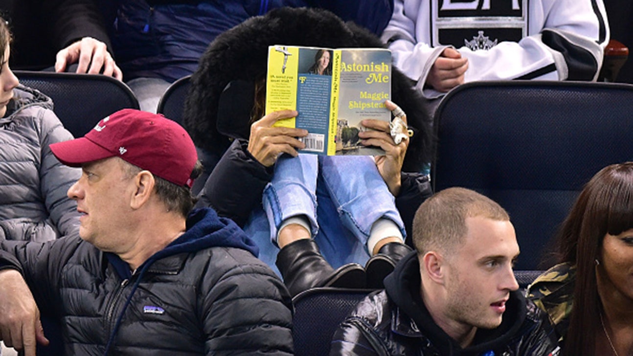 Sarah Jessica Parker goes to NHL game and reads a book