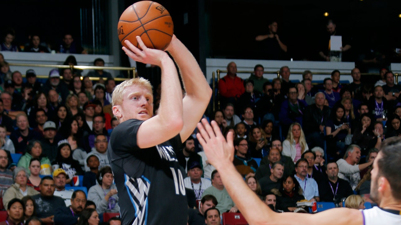 Wolves' Budinger exercises player option