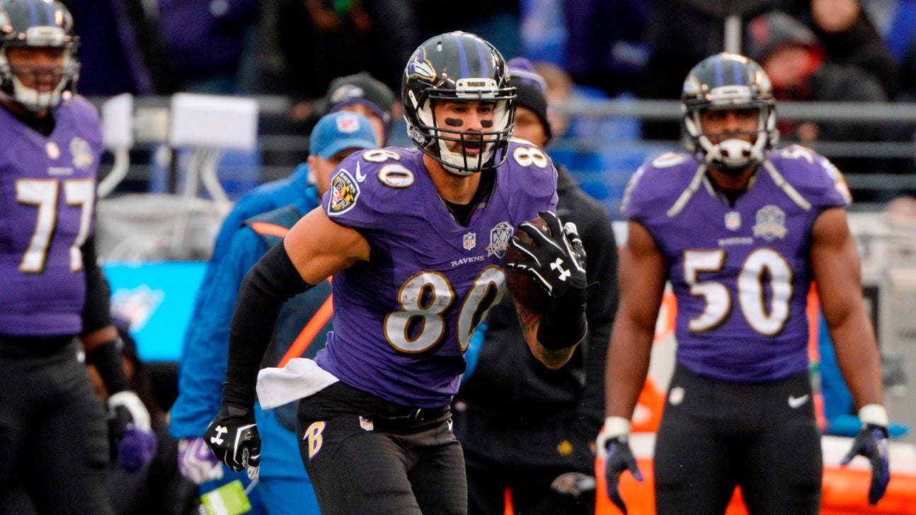 Ravens TE Gillmore exits with back injury